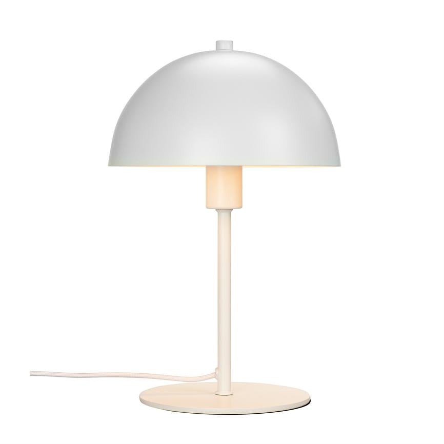 En hvid, svampelignende bordlampe udsender et varmt, blødt lys; den slanke stang og runde fod med synlig ledning står på en neutral hvid baggrund.