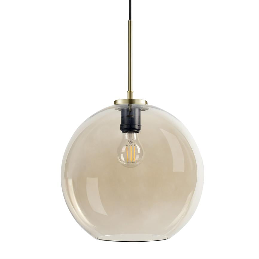 Pendellampe hænger fra et sort kabel; en røgfarvet glaskugle omslutter en synlig filamentpære med messingfatning, vist mod en neutral hvid baggrund.