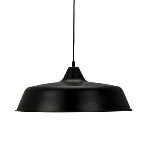 Sort metal pendellampe hænger fra en tynd sort ledning, afskærmer lys nedad med en bred, flad skærm mod en ensartet hvid baggrund.