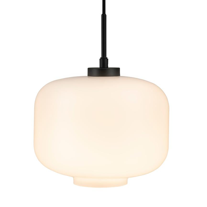 En opalhvid glaspendel hænger i sort ledning og udsender blødt, diffust lys mod en neutral hvid baggrund.