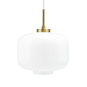 Loftlampe i opalhvidt glas hænger i en hvid stofledning, monteret med en lille messingfatning; rund, blød silhuet centralt placeret mod en ensartet hvid baggrund.