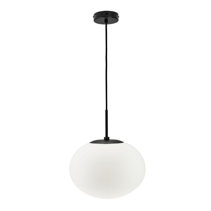 En mat hvid kuglependel hænger i en sort ledning og loftroset; lampeskærmen er rund, mælkeagtig glas, mod en neutral hvid baggrund.