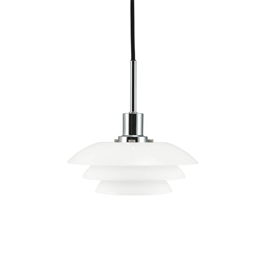 En hvid lagdelt pendel hænger i en sort ledning med krom ophæng; tre skiveformede, matte skærme er stablet under hinanden mod en ensartet hvid baggrund.