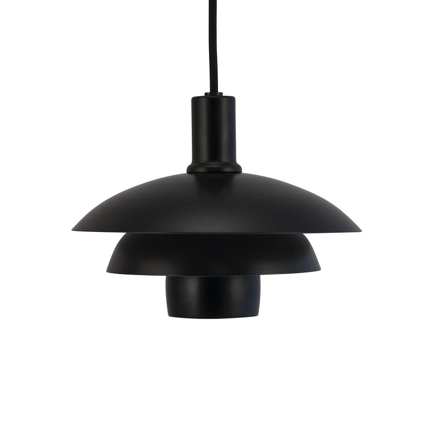 En sort pendel-lampe hænger i en sort stofledning over en neutral hvid baggrund; den har tre tierede, diskformede matte skærme i et moderne, minimalistisk design.