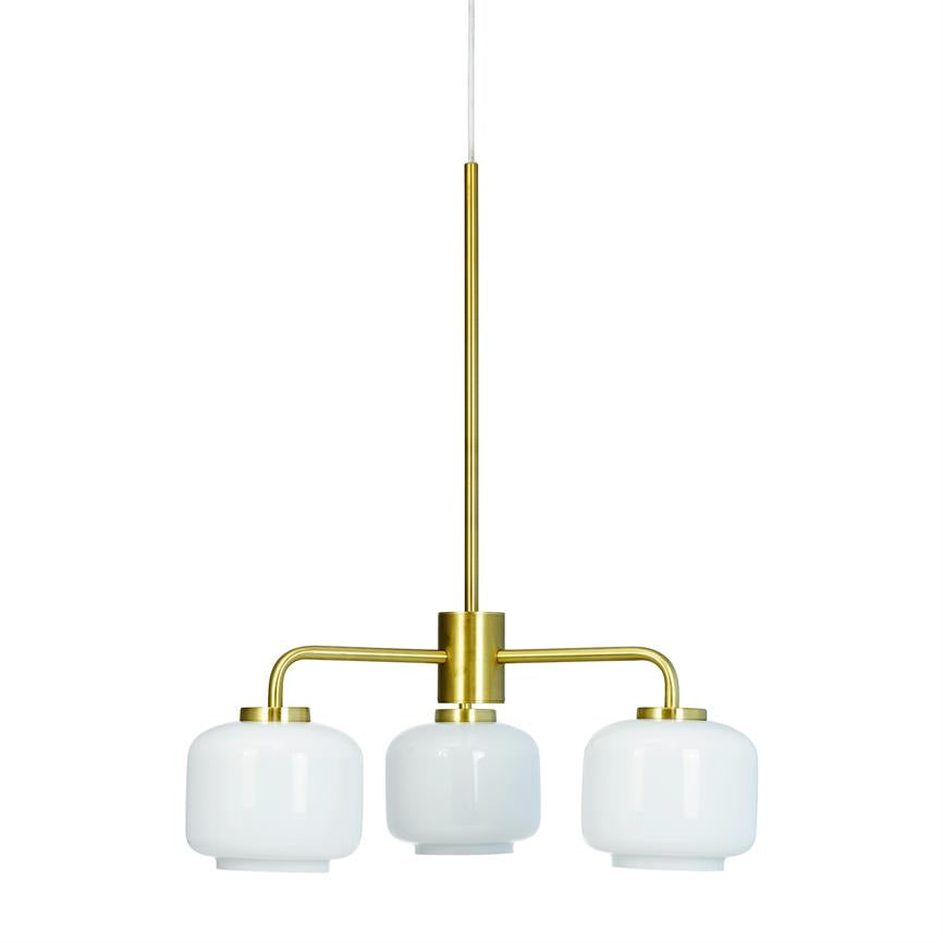 Loftlampe hænger med tre hvide glaskupler i en guldmetalarmatur, spreder nedadrettet lys; enkel, moderne pendel mod en neutral, hvid baggrund.