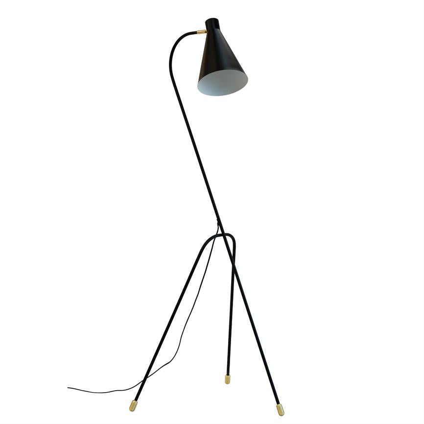 En sort gulvlampe står let tiltet, med en konisk skærm pegende nedad på en trebenet ramme; guldfarvede fodender og en synlig ledning løber langs benet mod en hvid baggrund.