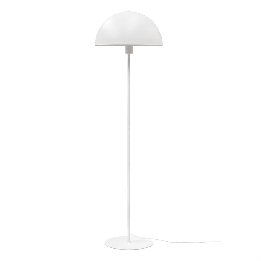 Gulvlampe med halvkugleformet skærm står på en slank stang og rund fod mod en ensartet hvid baggrund.