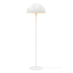 En hvid, halvkugleformet gulvlampe står på en slank stang og rund base; lampen kaster et blødt, varmt lys nedad og står frit mod en neutral, hvid baggrund.