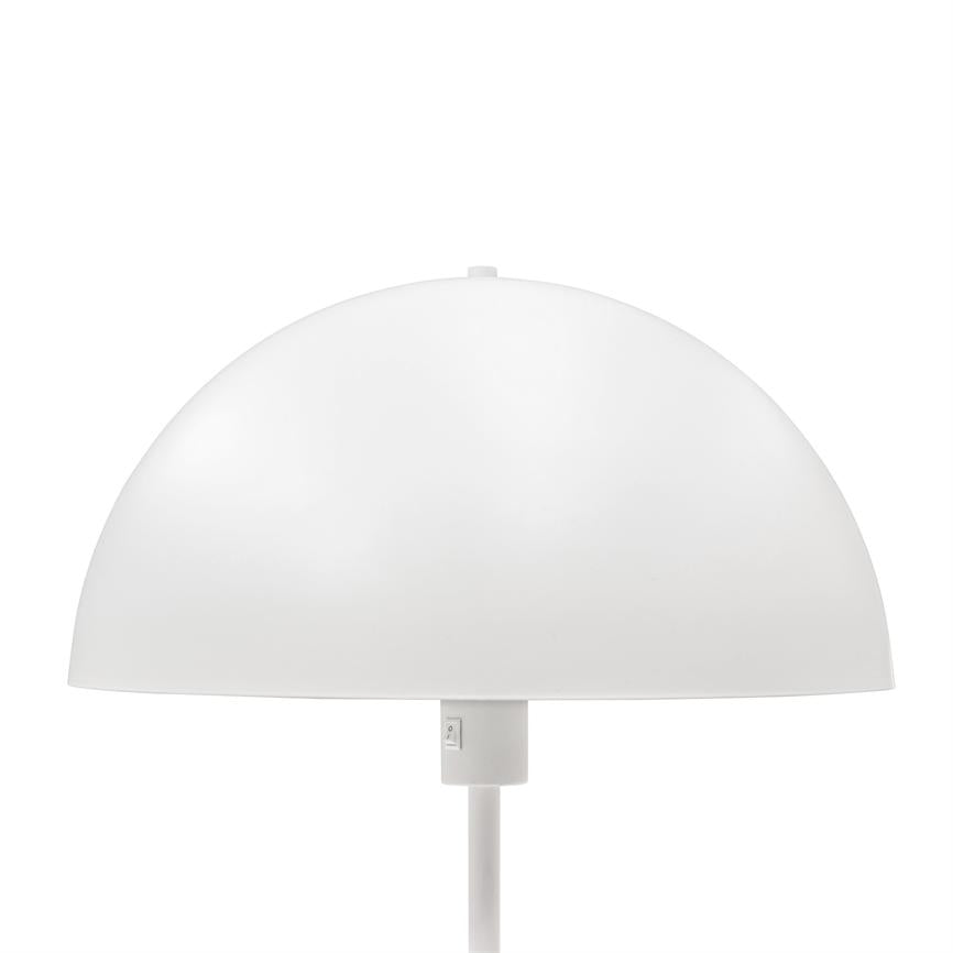 Hvid kuppelformet lampeskærm monteret på en slank stang, fremstår som en enkel, moderne bordlampe mod en ensartet hvid baggrund.