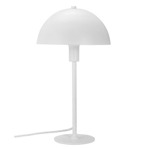 Bordlampe står på en rund fod og en slank stang; halvkugleformet skærm ovenpå; hvidt, minimalistisk design med synlig ledning mod en ensartet, hvid baggrund.