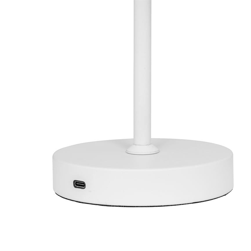 Lampefod i hvidt metal står stabilt og bærer en lodret stang; en USB-C-port er indbygget i basens side mod en neutral hvid baggrund.