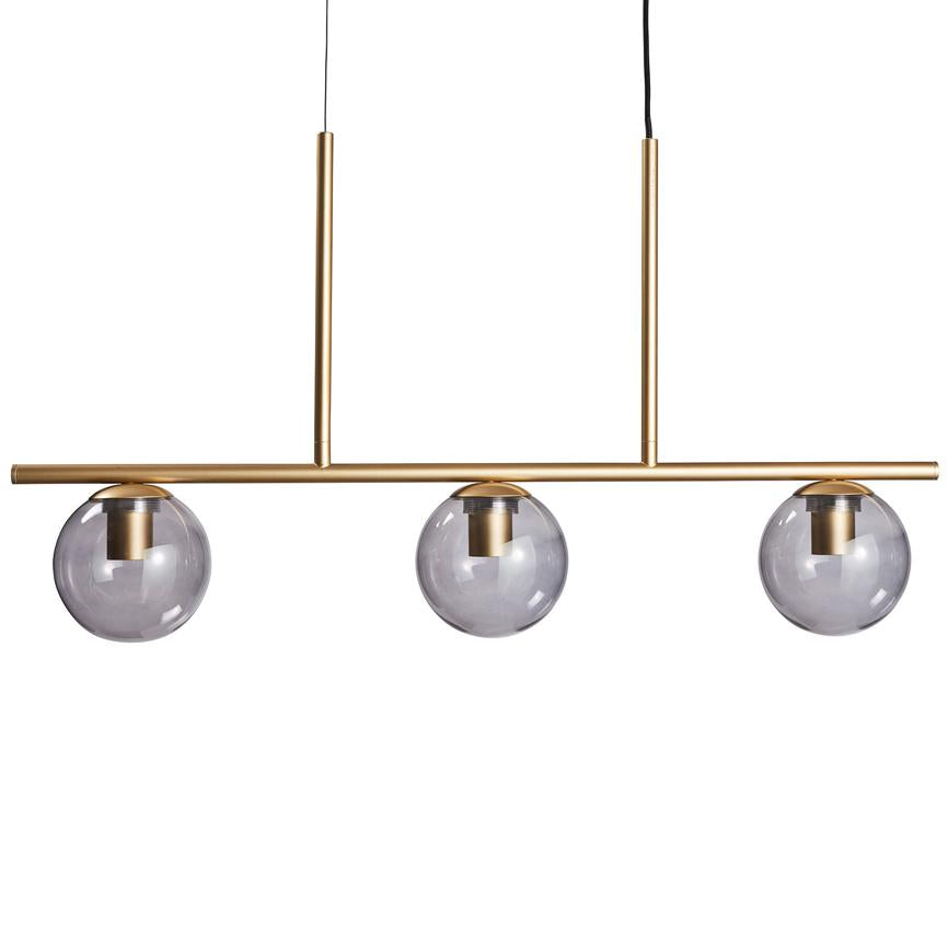 Pendel med tre røgfarvede glaskupler hænger fra en lang guldfarvet metalstang, støttet af to lodrette ophæng, monteret mod en ensartet hvid baggrund.