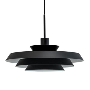 Sort, mat lagdelt pendellampe hænger i tynd ledning; skiveformede metalskærme med hvid inderside stablet i tredelt design, på hvid studiebaggrund.
