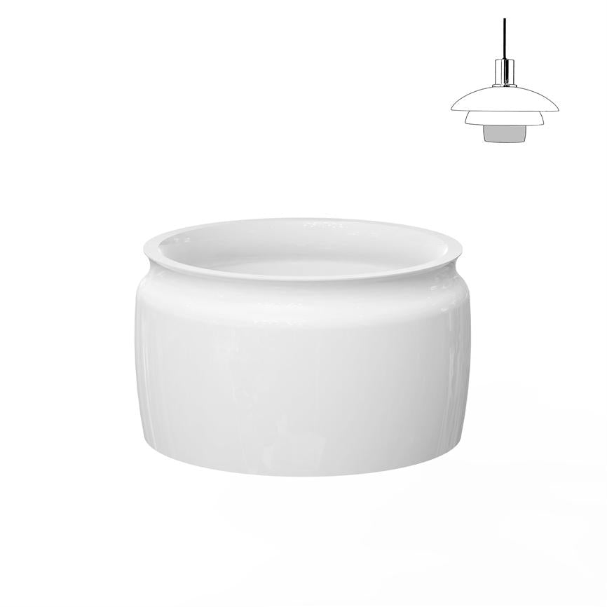 Glansfuld hvid porcelænsskål hviler stille på ensfarvet hvid baggrund; enkel, cylindrisk form med let afrundet kant, omgivet af tomt studie og en lille pendel-skitse øverst til højre.