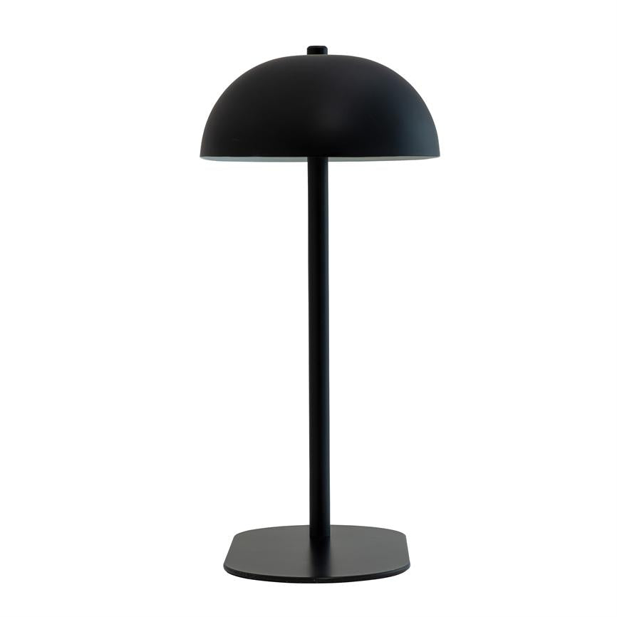 Sort bordlampe med halvkuppelformet skærm står på et slankt skaft og firkantet base, centreret mod en neutral, hvid baggrund.