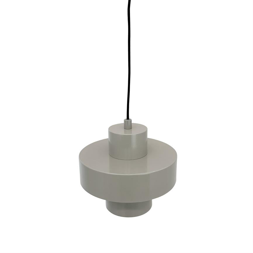 Pendellampe i gråhvid metal hænger i en sort ledning over en neutral hvid baggrund; to cylindriske trin danner et moderne, lagdelt design.
