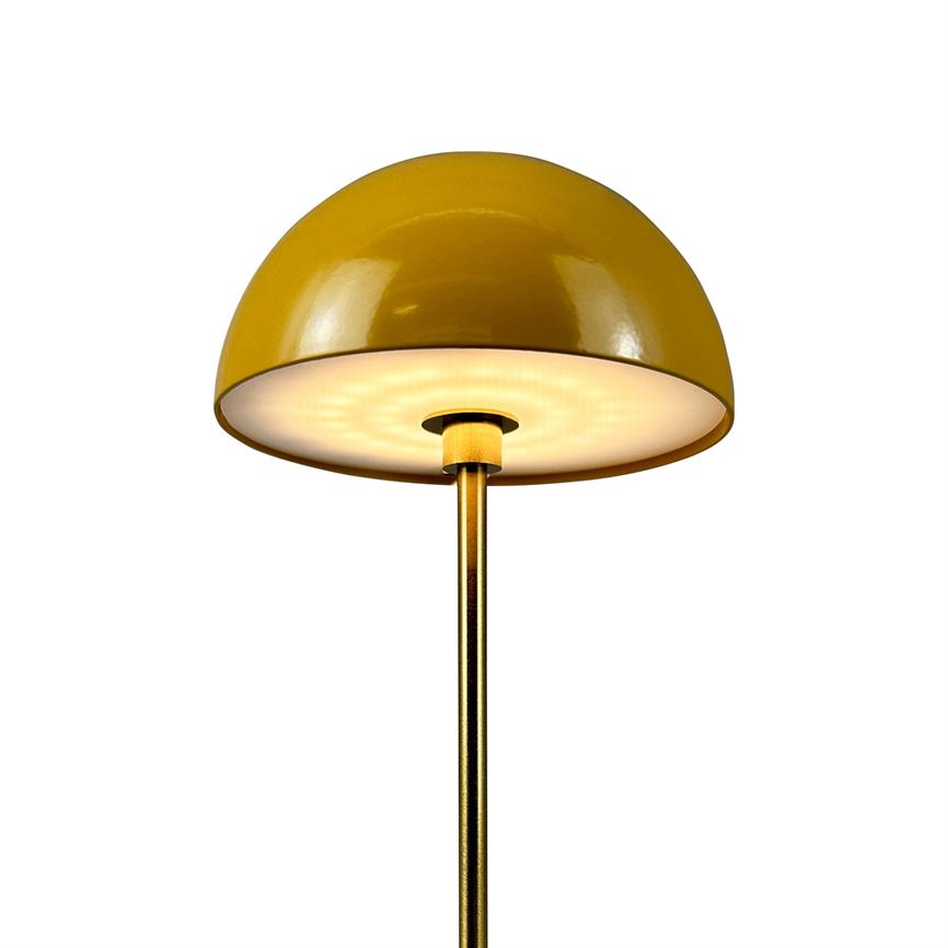 Gul, blank kuppelampe lyser nedad; rund lampeskærm sidder på en slank guldfarvet stang i forgrunden mod en neutral hvid baggrund.