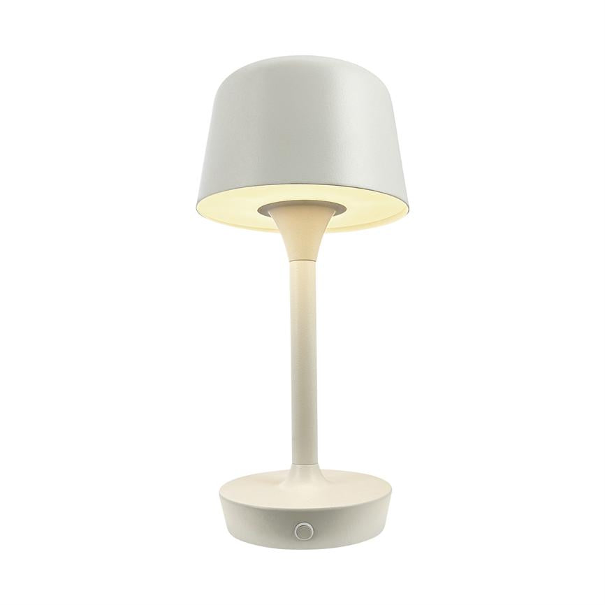 Bordlampe udsender blødt, varmt nedadrettet lys; slank stang forbinder rund fod og cylindrisk skærm; minimalistisk cremehvid design mod neutral hvid baggrund.