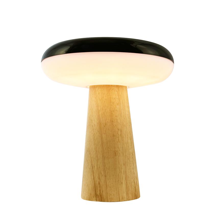 Bordlampe med konisk træfod og flad, hvid skærm med sort kant udsender blødt, varmt lys og står alene mod en neutral hvid baggrund.