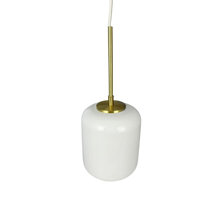 En hvid cylindrisk glasskærm (pendel) hænger i en hvid stofledning og slank messingstang; opalglasdiffuser mod en neutral, ensfarvet hvid baggrund.