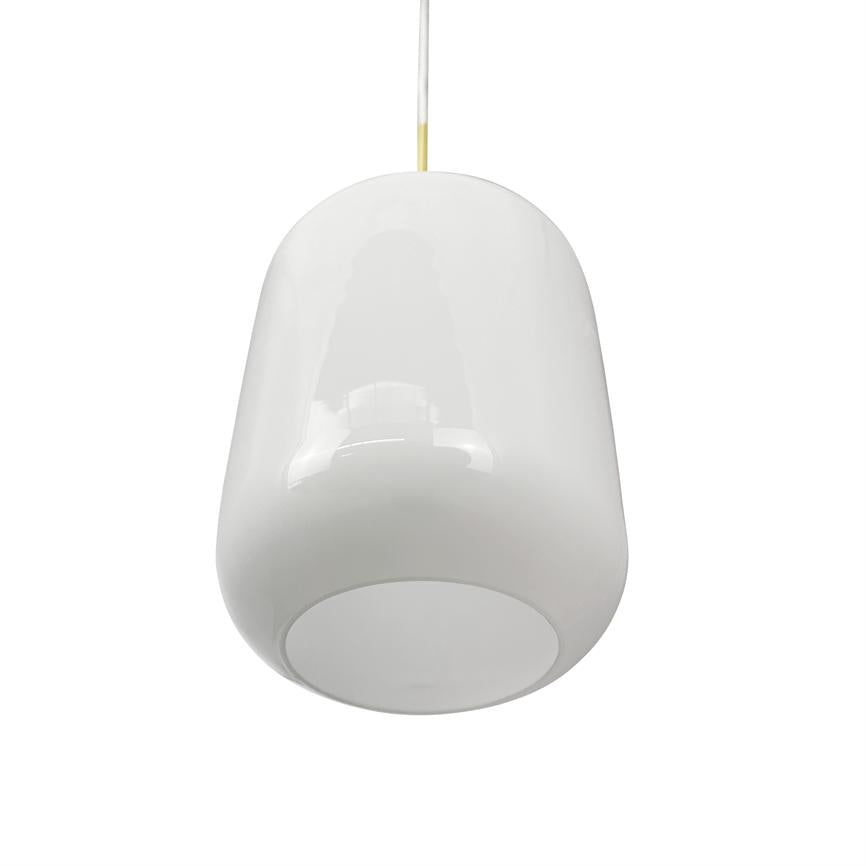En hvid, blank pendel-lampe hænger i en tynd ledning; cylindrisk, afrundet glaskuppel med lukket bund, reflekterende overflade på neutral hvid baggrund.