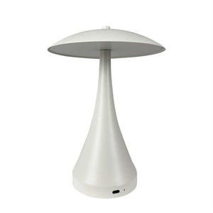 Hvid bordlampe med svampelignende skærm står oprejst; slankt, kegleformet skaft forbinder skærm og fod, med USB‑C-port i bunden. Enkelt, moderne design på neutral hvid baggrund.