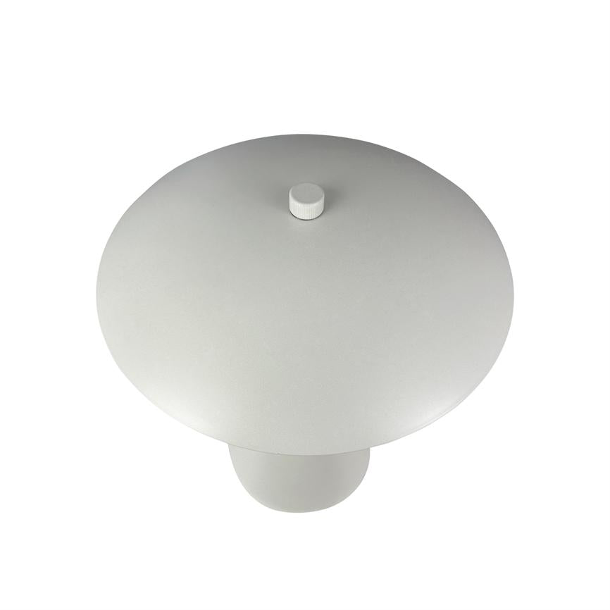 Mat hvid bordlampe set oppefra med stor rund skærm; lille knap øverst og cylindrisk fod nedenunder; minimalistisk, ensfarvet hvid baggrund.