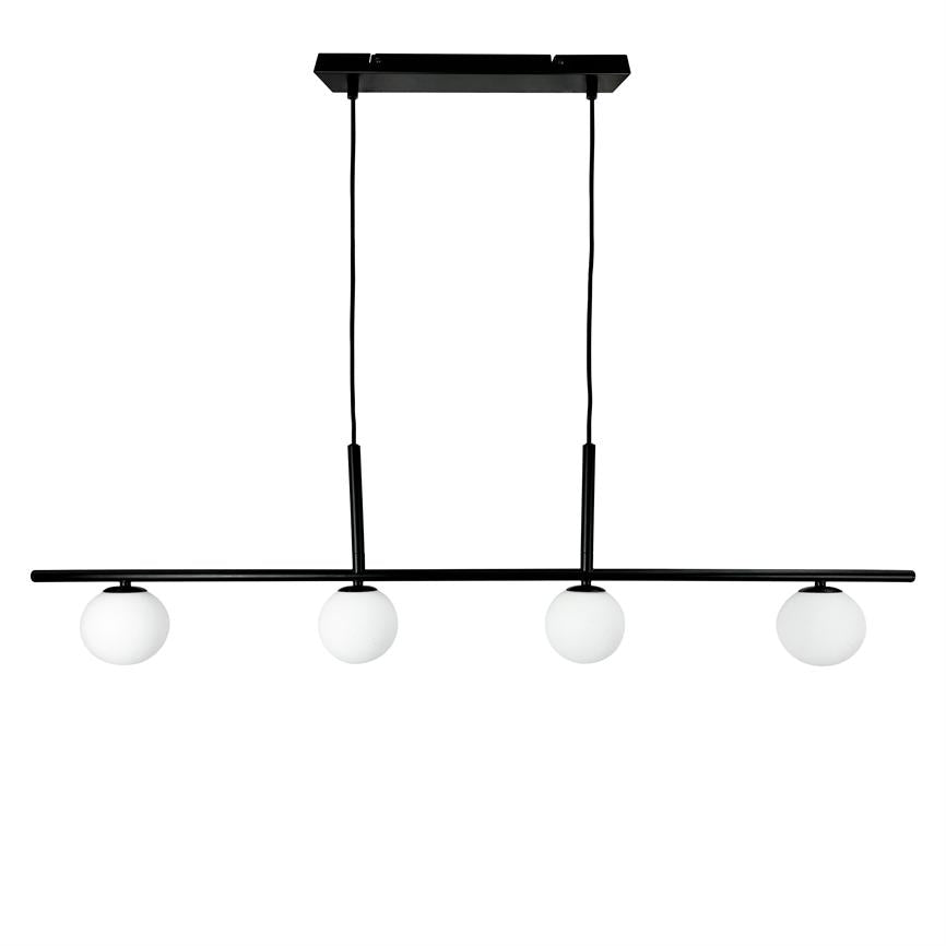 En sort, lineær pendellampe med fire hvide glaskugler hænger fra to sorte ledninger under et rektangulært loftbeslag, mod en ensartet hvid baggrund.