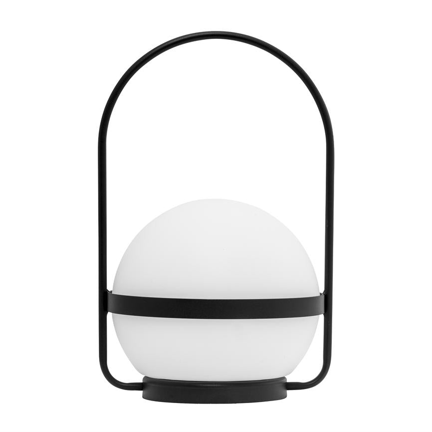 Bærbar lampe: hvid opalkugle hviler i en sort, buet metalramme og holdes af et midterbånd; står på en lille rund fod, minimalistisk design mod hvid baggrund.