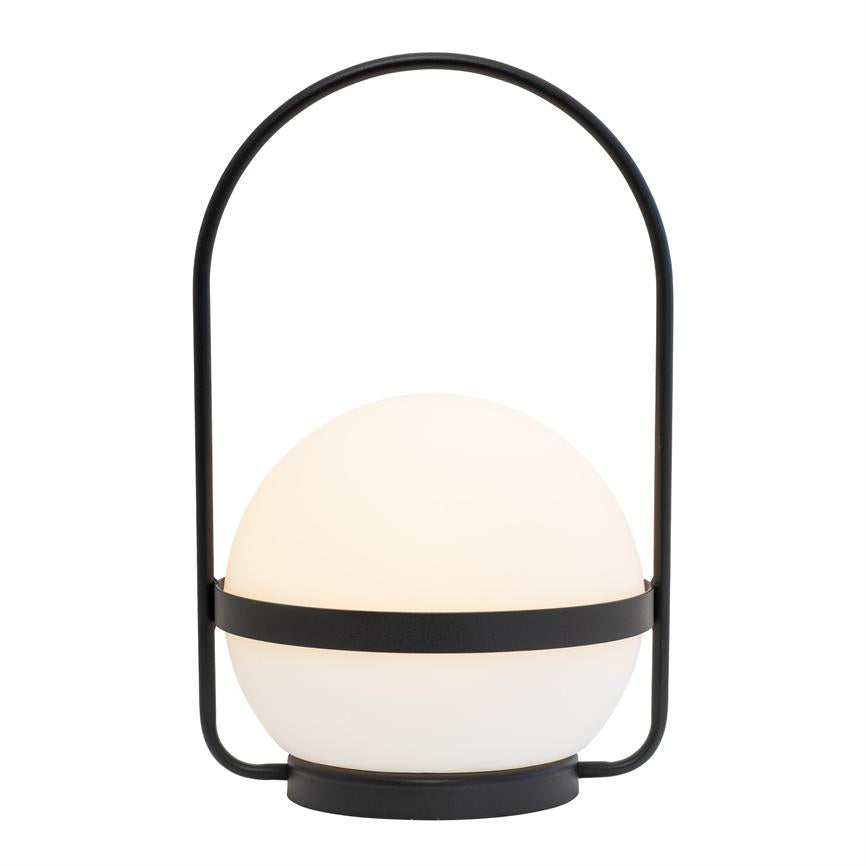 Kugleformet lampe udsender blødt, varmt lys, indrammet af en sort metalbøjle og hviler i en lav sort fod mod en ensartet hvid baggrund.