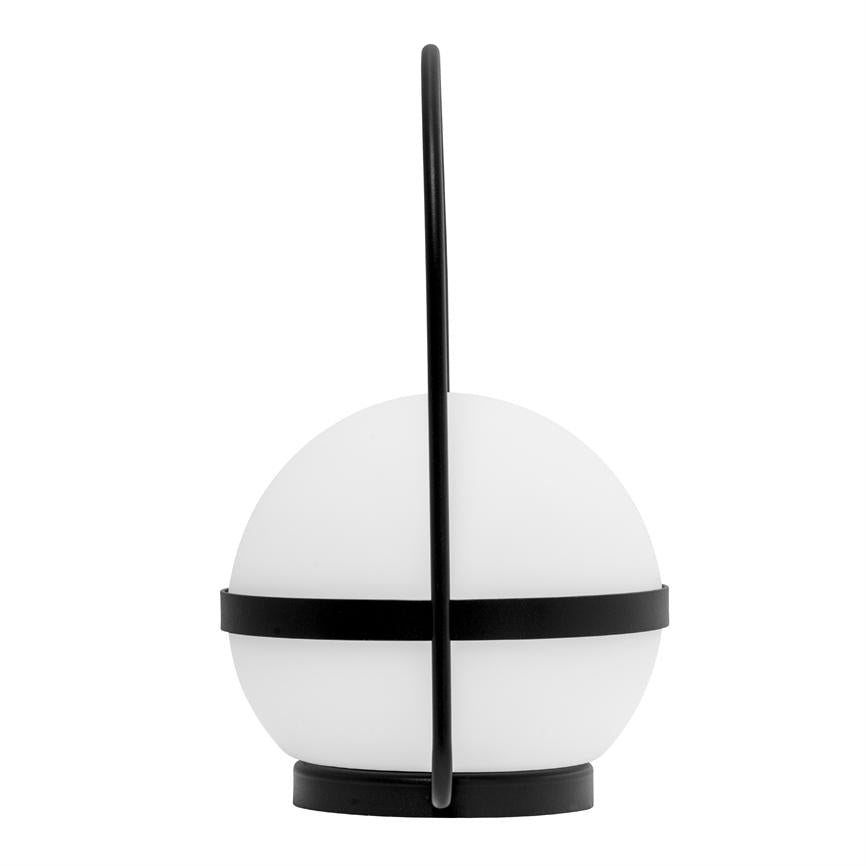 En kugleformet bordlampe hviler på en rund sort fod, omkranset af et sort bånd og et lodret sort håndtag, mod en ensartet hvid baggrund.