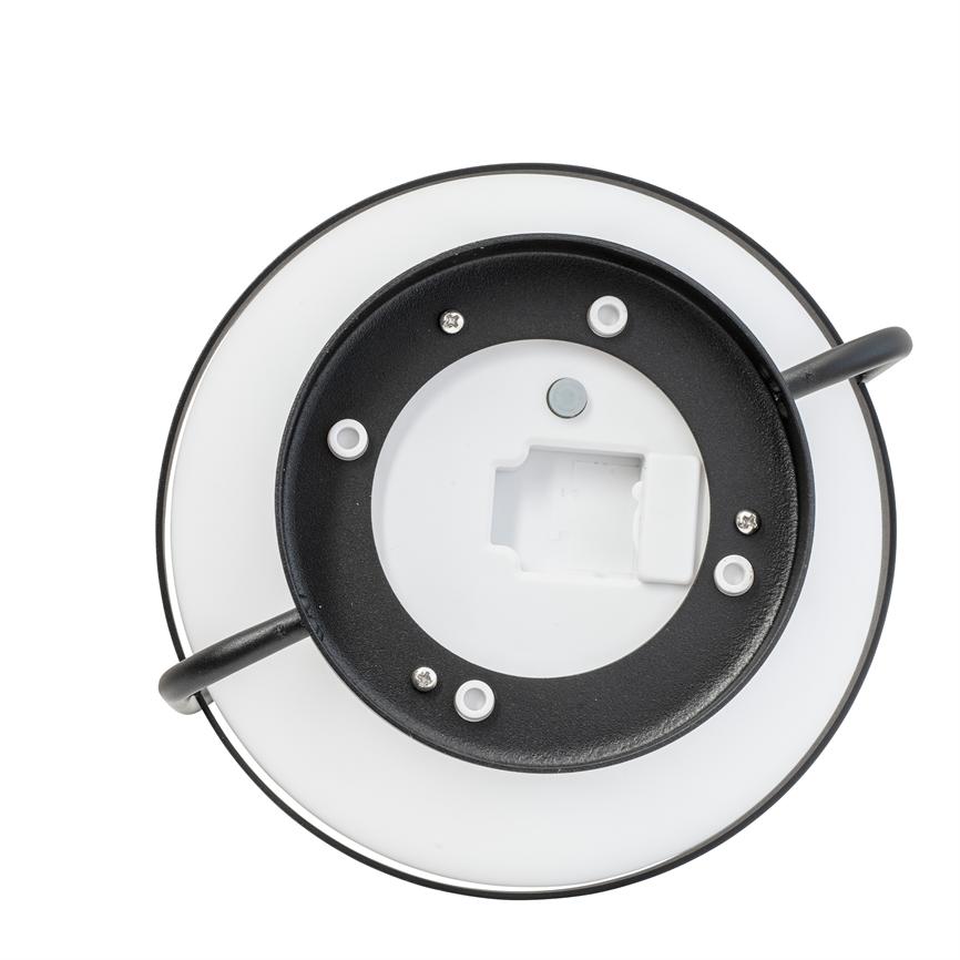 Rund loftlampe viser underside med sort monteringsramme, hvid diffuser, skruebeslag og et firkantet elektronik-/batteriudtag; to buede sorte monteringsarme ses mod en ensartet hvid baggrund.