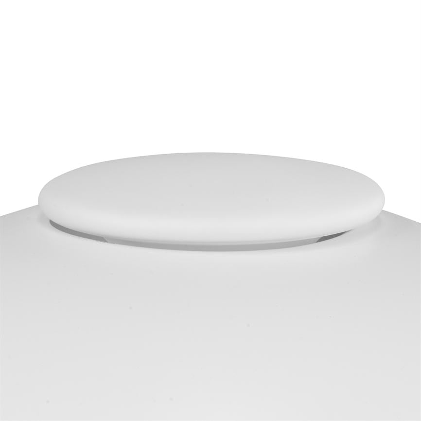 Et hvidt rundt låg hviler på toppen af en buet hvid beholder i et nærbillede mod en ensartet hvid baggrund.