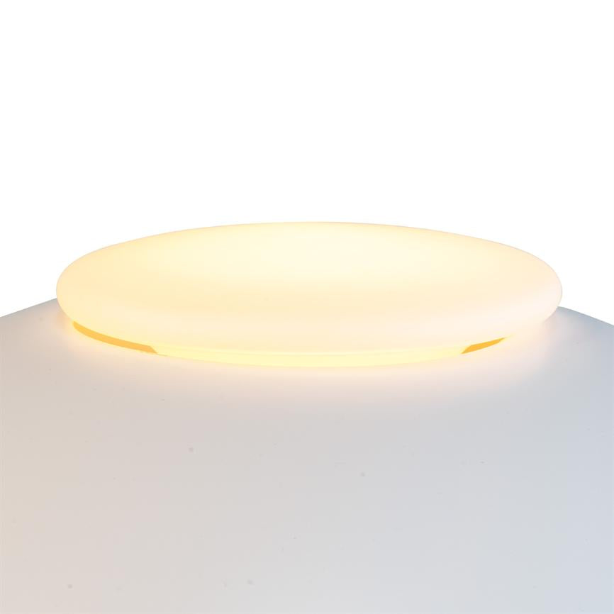 Skiveformet loftlampe gløder blødt og udsender varmt, gulligt lys mod en hvid loftflade.