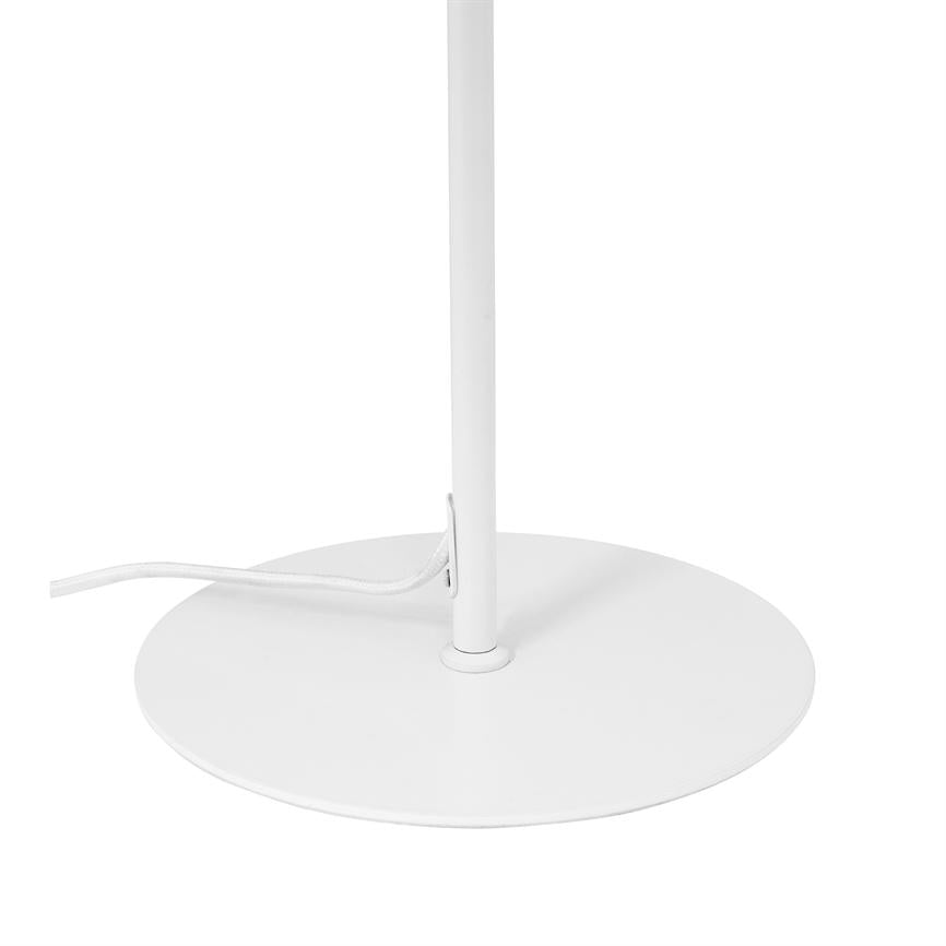 Gulvlampefod står lodret; en tynd hvid ledning fastgøres i en clips på stammen og løber over en flad, rund hvid bund på en neutral, lys baggrund.
