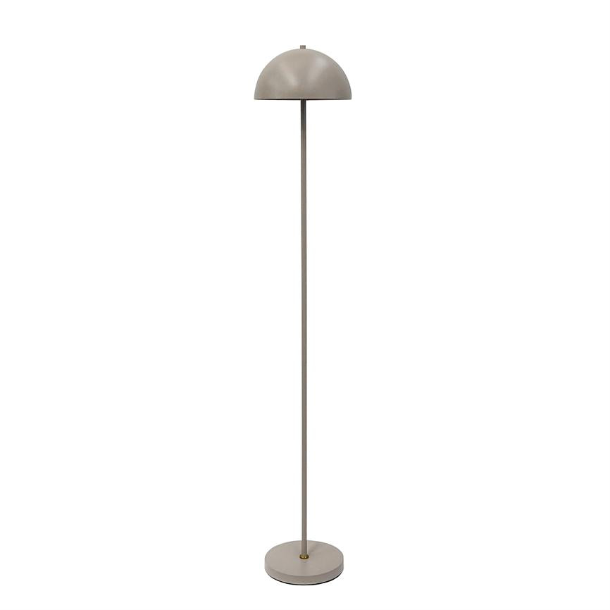 Gulvlampe står på en tynd stang med halvklokkeformet skærm og rund base; mat beige-grå finish mod en ensartet hvid baggrund, enkel og minimalistisk.
