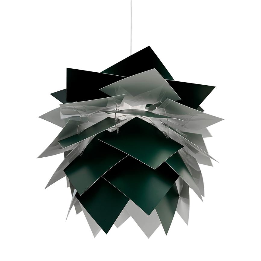 En hængende lampe: overlappende mørkegrønne og hvide firkantede plader danner en kugleformet, koglelignende skærm; pladerne vipper i forskellige vinkler; ophængt i tynd ledning mod hvid baggrund.