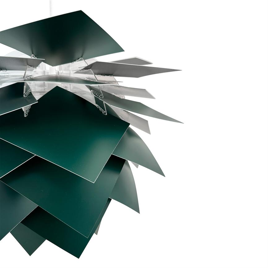 Kugleformet lampearmatur af overlappende grønne og sølvfarvede kvadratiske metalplader, der folder sig ud omkring en central ophængstråd, mod en ensartet hvid baggrund.