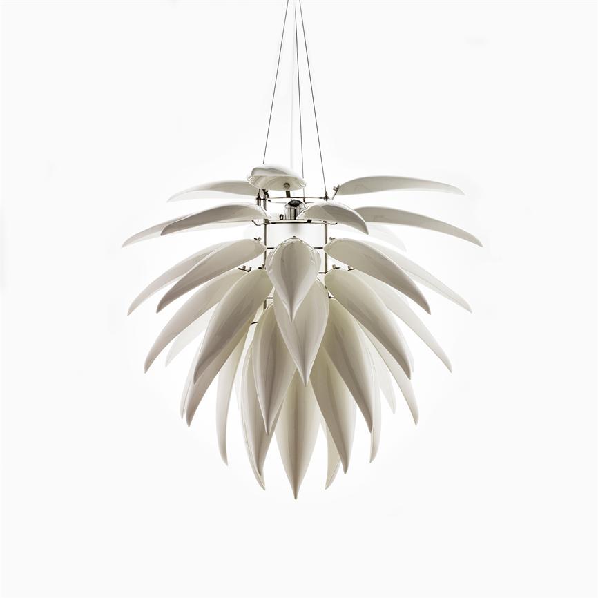 Pendel hænger som lag af spidse, hvide, bladlignende skærme, organiseret i cirkulære niveauer mod en ren hvid baggrund.