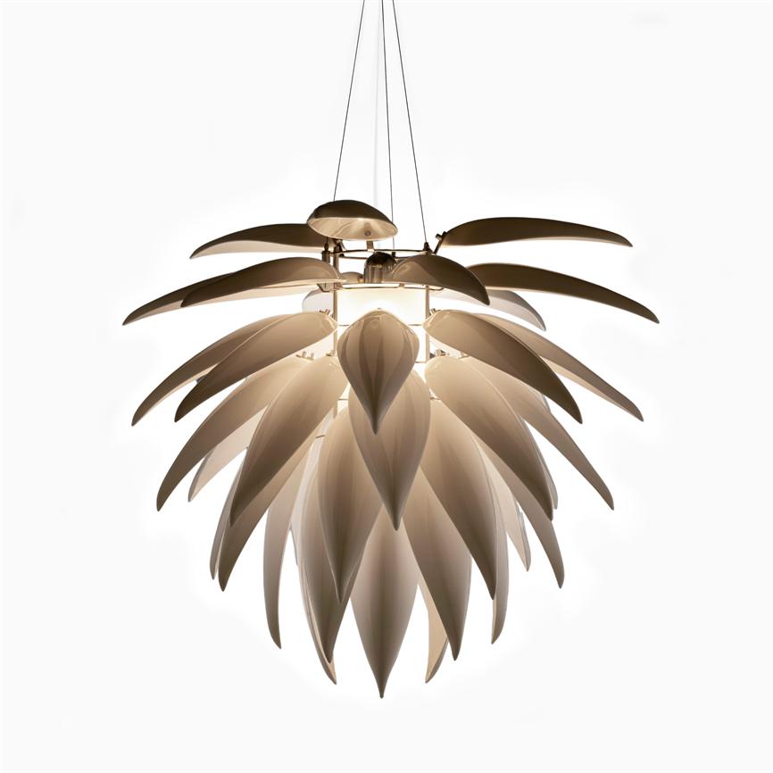 En bladformet pendel-lampe hænger fra tre tynde kabler, udsender varmt, diffust lys gennem overlappende hvide blade og svæver over en neutral hvid baggrund.