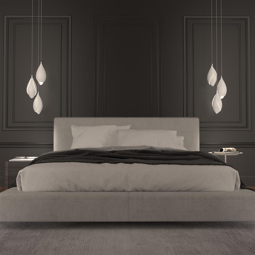 Dobbeltseng står centralt, dækket af hvide puder og et mørkt tæppe; to klynger af ophængte lamper svæver til venstre og højre; rummet har mørke vægpaneler og natborde.