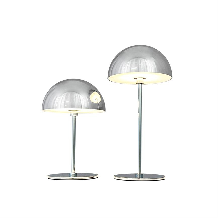 To krombordlamper — en lav, en høj — lyser mildt med halvkugleformede skærme på slanke standere, placeret mod en ren hvid baggrund.