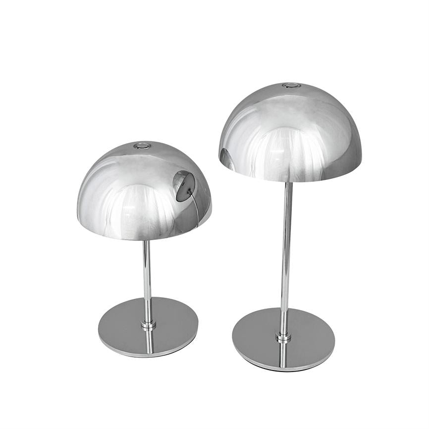 To krom bordlamper står med halvkugleformede skærme; den ene er lavere, den anden højere; blanke, reflekterende overflader, runde standere og flade pladefødder mod hvid baggrund.