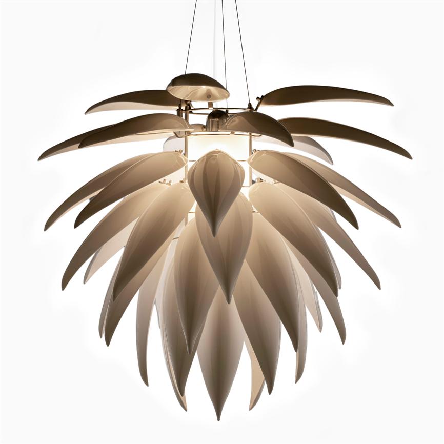 En ophængt pendellampe med lag af bladformede hvide skærme, der afgiver blødt, varmt lys, svæver i et neutralt, hvidt rum.