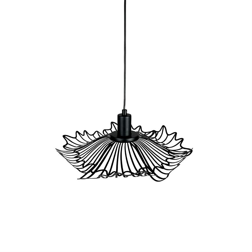 Sort pendellampe hænger i en tynd ledning; trådramme-skærm danner rynkede, blomstlignende lag omkring en sort fatning, alt mod en ren hvid baggrund.