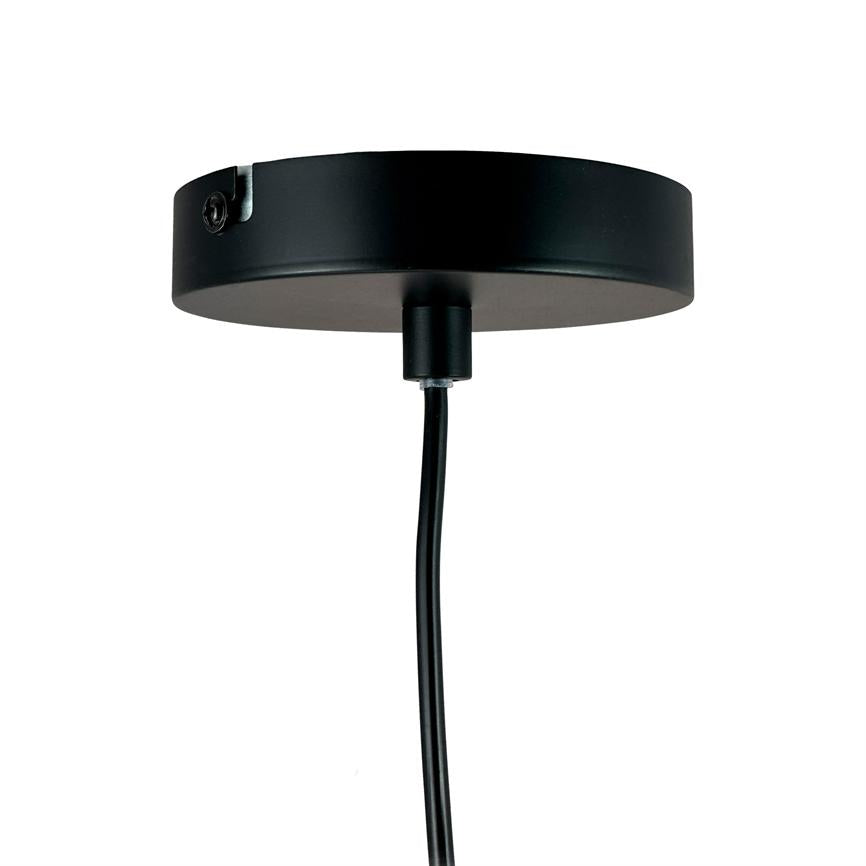 Sort cirkulært loftdæksel (lampeskærmholder) monteret mod hvid baggrund, med et nedhængende sort to-lederkabel fra midten; mat metaloverflade og synlig skrueklemme i kanten.