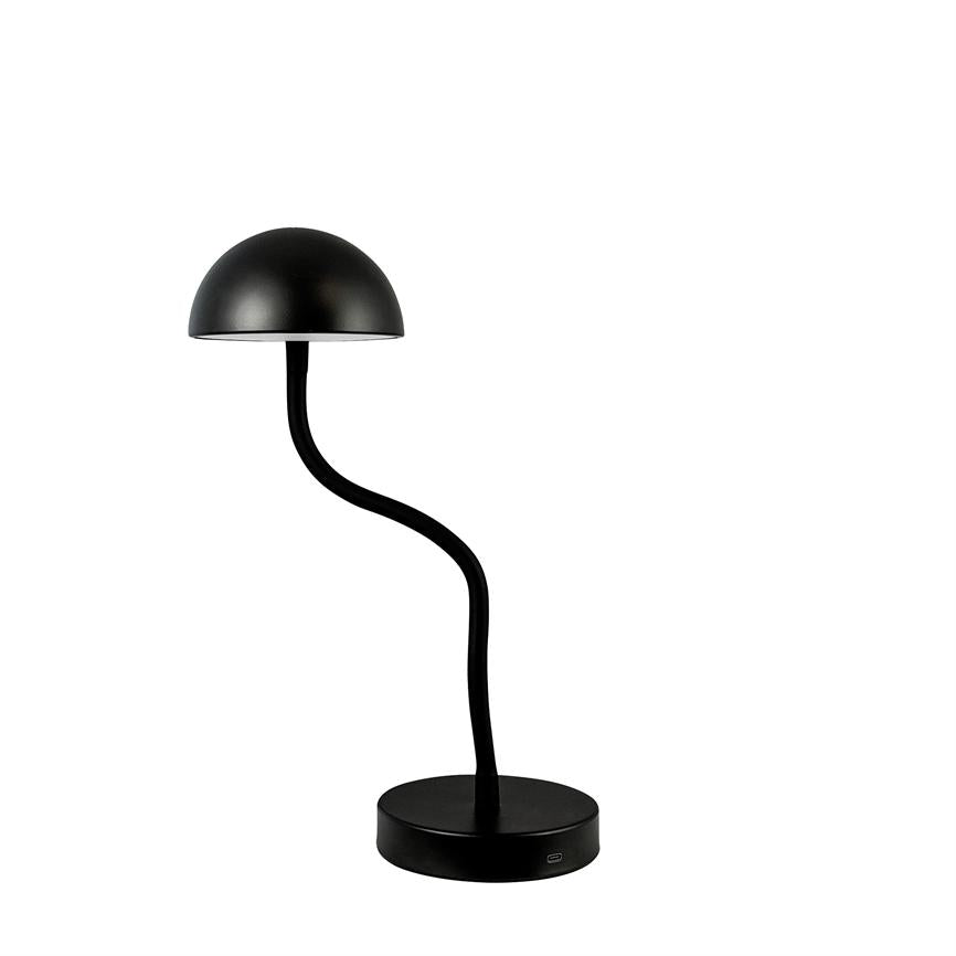 Sort skrivebordslampe med halvkugleformet skærm, bøjet fleksibelt skaft og rund fod; lampen står alene på hvid baggrund og fremhæver et enkelt, moderne design.