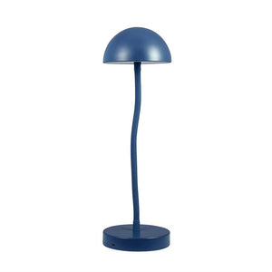 Blå bordlampe hæver en halvkugleformet skærm på en let buet stang over en rund fod, placeret mod en hvid, neutral baggrund.