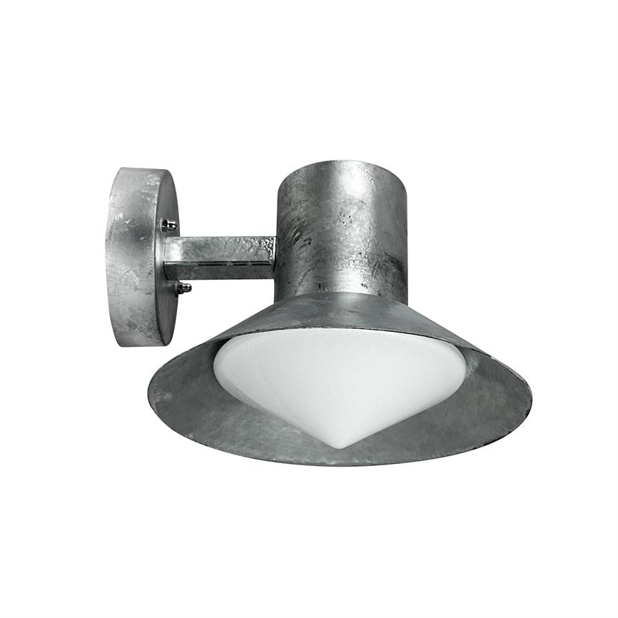 Galvaniseret metal væglampe monteret på en rund vægplade, med kort arm og bred, nedadvendt skærm og hvid konisk diffusor i midten; fotografisk, ensfarvet hvid baggrund.