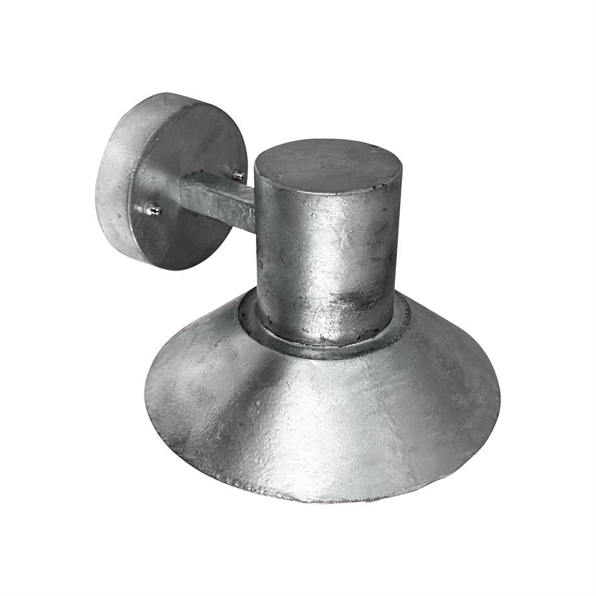 Metallisk, industriel væglampe peger nedad; cylindrisk arm forbinder rund vægbasis med bred, skærmlignende reflektor. Overfladen er ru, børstet sølv, fotograferet mod hvid baggrund.